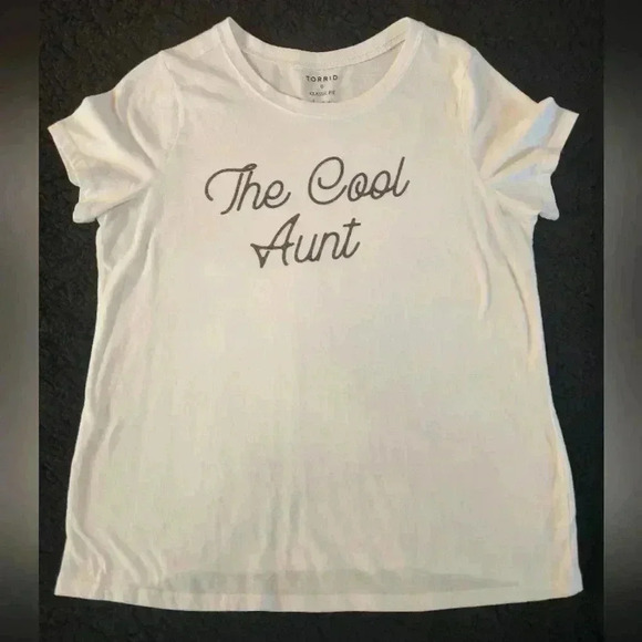Torrid Black and White 'The Cool Aunt' T Shirt, size 0x - Picture 1 of 9